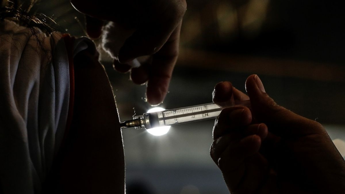 Brazilec se během deseti týdnů naočkoval pěti dávkami vakcín proti covidu